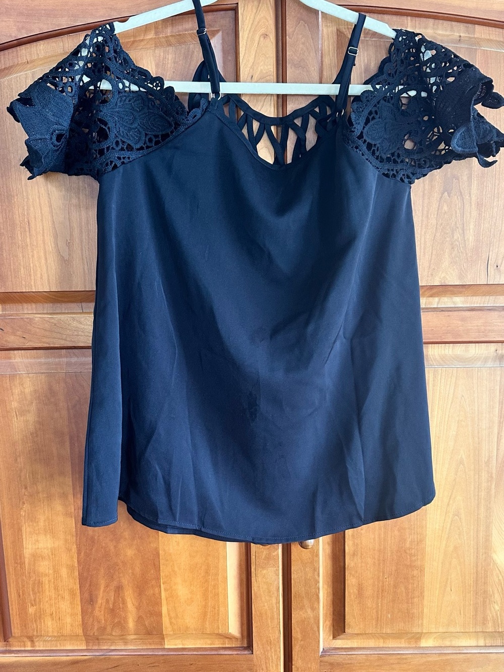 Flirty Chic Me Brand, size M, 20” pit to pit, basket weave neckline, lace sleeve